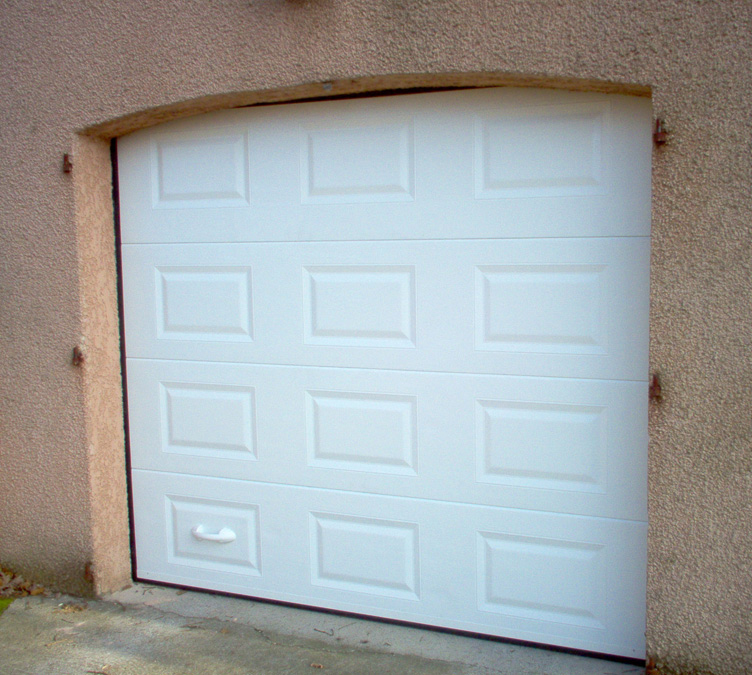 Photo angle habitat cassette manuel avec porte de garage sectionnelle blanche en pvc pour les particuliers.