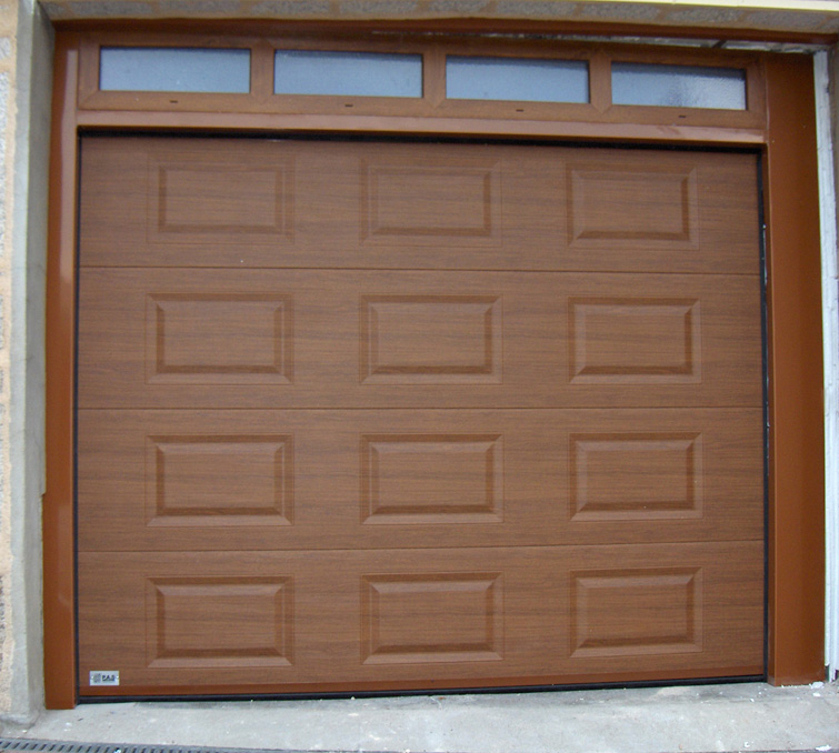 Habitat cassette automatique avec porte de garage sectionnelle marron à quatre fenêtres ajourées en bois pour les particuliers.