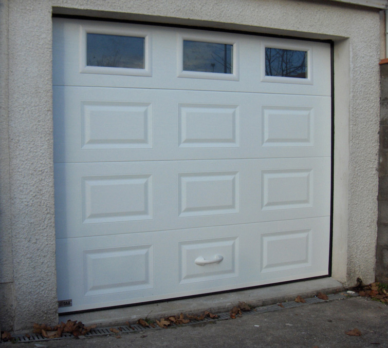 Habitat cassette automatique avec porte de garage sectionnelle blanche en pvc pour les particuliers avec trois fenêtres ajourées.