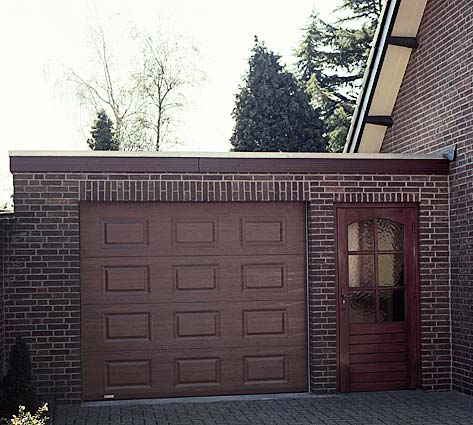 Habitat cassette avec porte de garage sectionnelle marron en bois pour la maison de particuliers