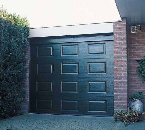 Habitat cassette laqué avec porte de garage sectionnelle verte pour les particuliers avec contours en briques.