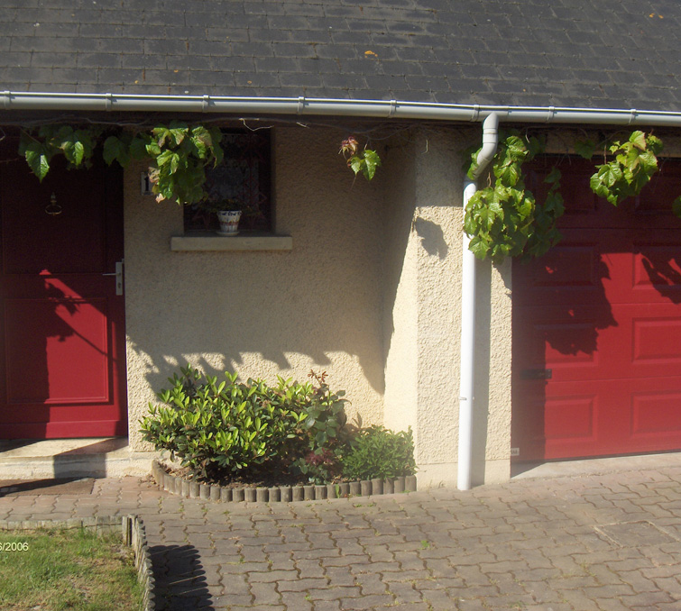 Habitat cassette laqué avec porte de garage sectionnelle rouge pour les particulier et les maisons individuelles.