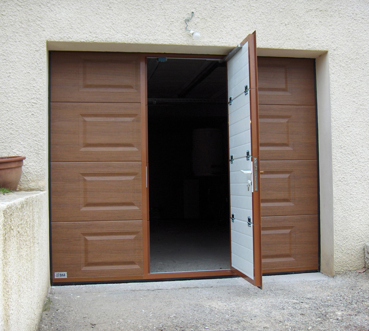 Habitat de douze cassettes portillon ouverte avec porte de garage sectionnelle marron en bois pour les particuliers.