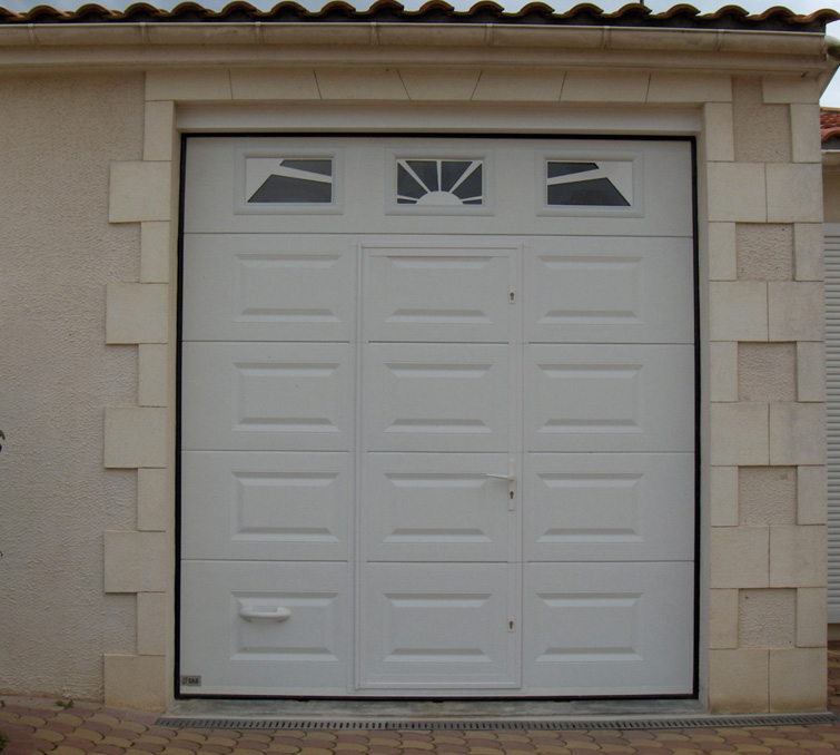 Habitat cassette portillon avec porte de garage sectionnelle blanche en pvc et trois fenêtres ajourées pour les particuliers.