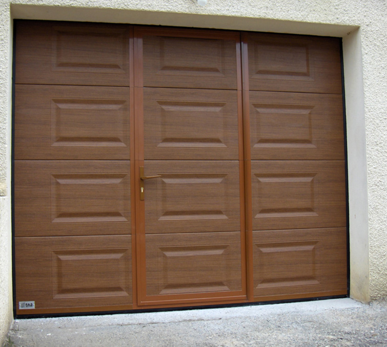 Habitat cassette portillon avec porte de garage sectionnelle marron en bois pour les particuliers.