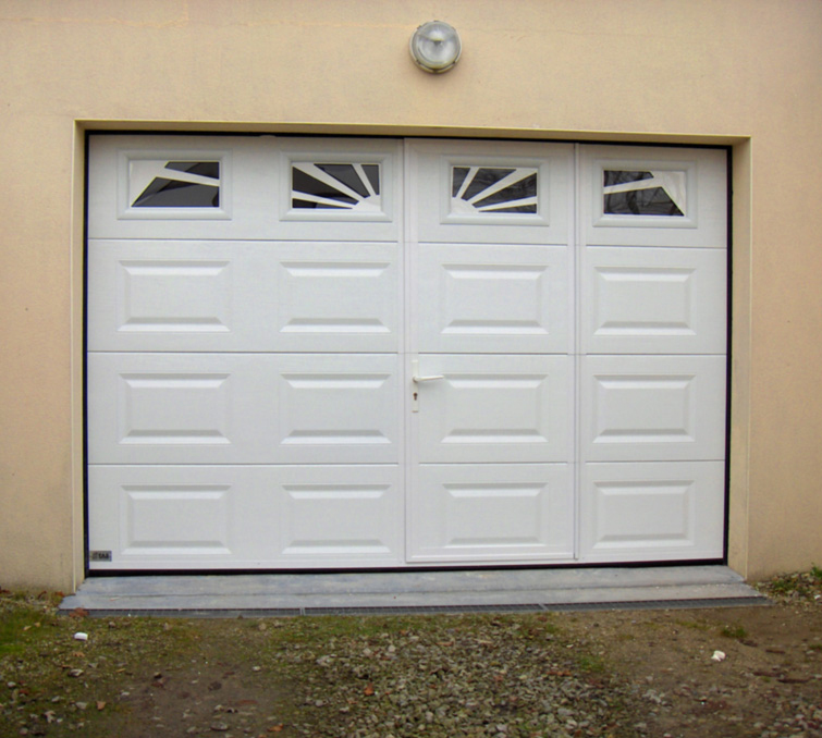 Habitat cassette portillon manuel avec porte de garage sectionnelle blanche en pvc et quatre fenêtres ajourées pour les particuliers.