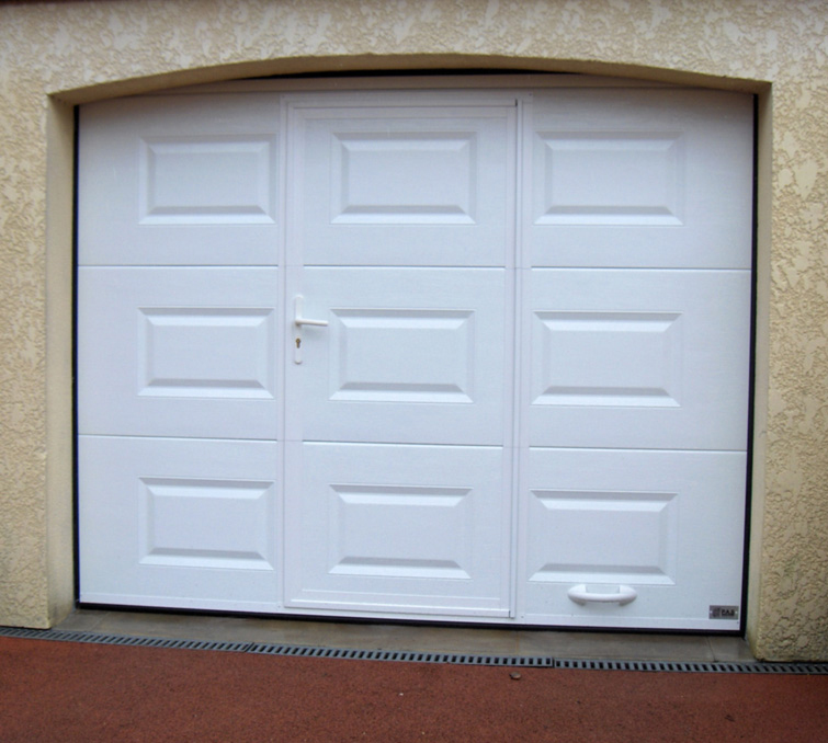 Habitat cassette portillon avec porte de garage sectionnelle blanche en pvc pour les particuliers.