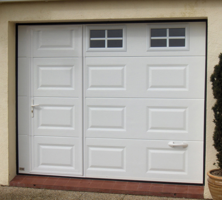 Habitat cassette portillon avec porte de garage sectionnelle blanche en pvc et deux fenêtres ajourées pour les particuliers.