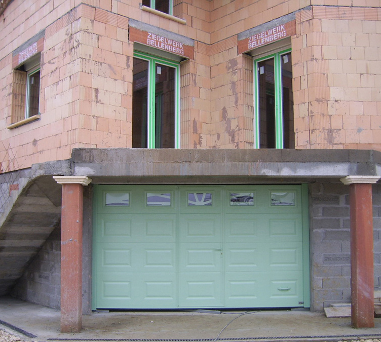 Habitat cassette portillon laqué avec porte de garage sectionnelle verte clair pour les particuliers.