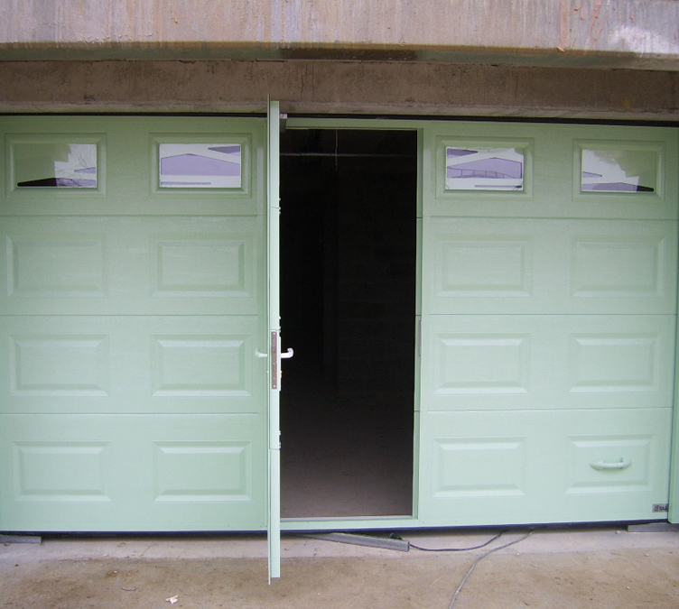 Détail de l’habitat cassette portillon laqué avec porte de garage sectionnelle verte clair ouverte pour les particuliers.