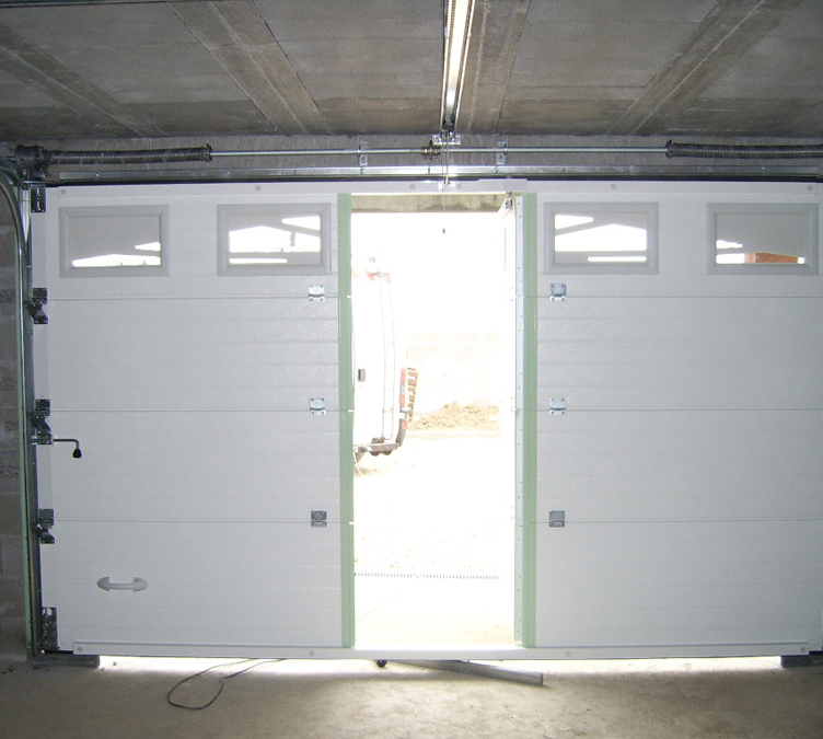 Intérieur de l’habitat cassette portillon laqué avec porte de garage sectionnelle verte clair ouvert pour les particuliers