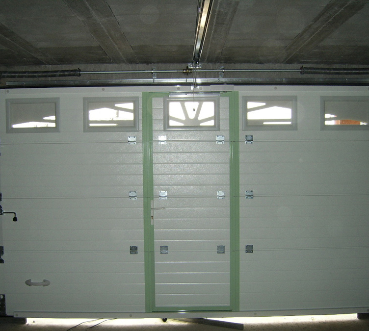 Intérieur de l’habitat cassette portillon laqué avec porte de garage sectionnelle verte clair fermée pour les particuliers.