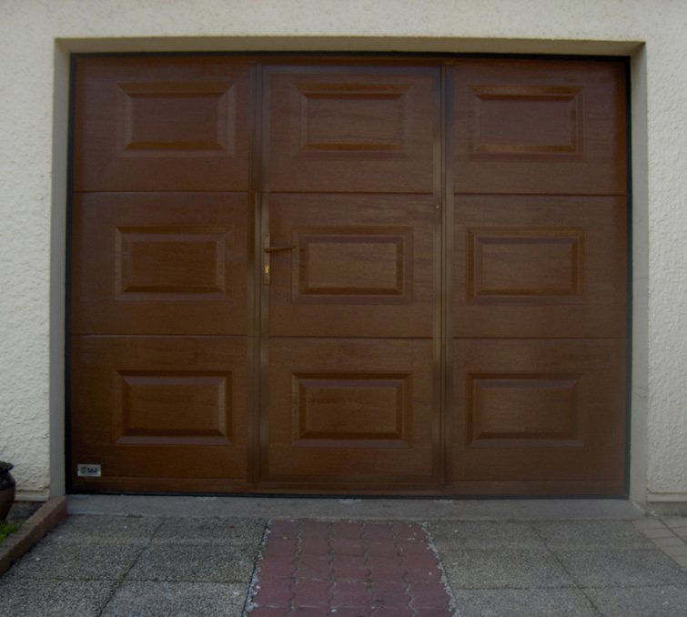 Habitat cassette portillon laqué avec porte de garage sectionnelle marron en bois pour les particuliers.