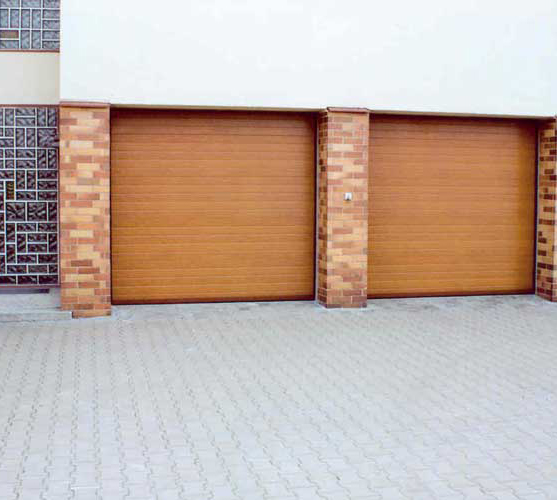 Habitat cassette nervuré avec double porte de garage sectionnelle marron claire.