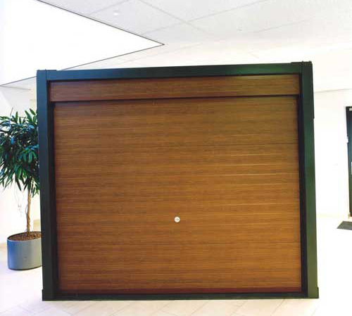 Habitat cassette nervuré avec porte de garage sectionnelle marron et contours noirs.