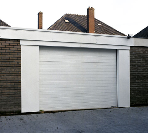 Habitat cassette nervuré avec porte de garage sectionnelle blanche et contours blancs.