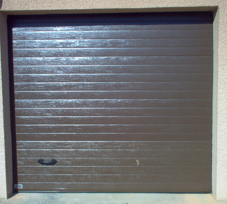 Habitat cassette nervuré manuel avec petite porte de garage sectionnelle marron en bois.