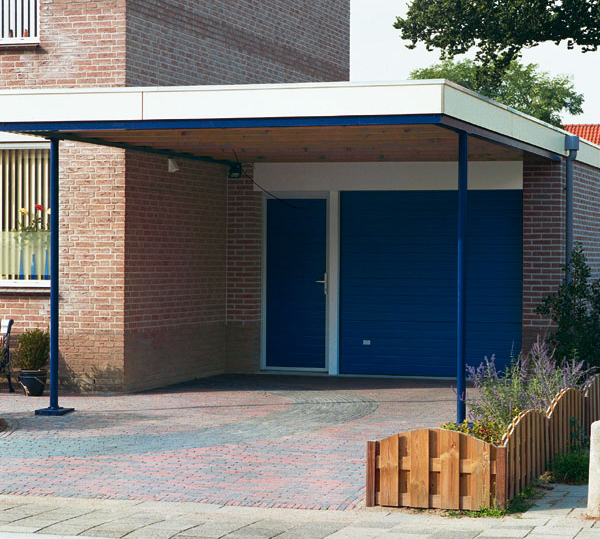 Habitat cassette nervuré laqué avec petite porte de garage sectionnelle bleue pour les maisons individuelles de particuliers.