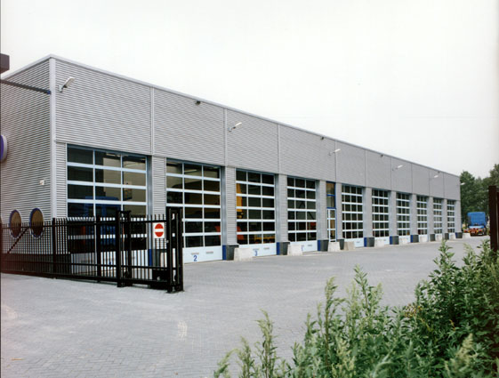 Ensemble de dix portes sectionnelles grises vitrées pour l’industrie et le commerce.